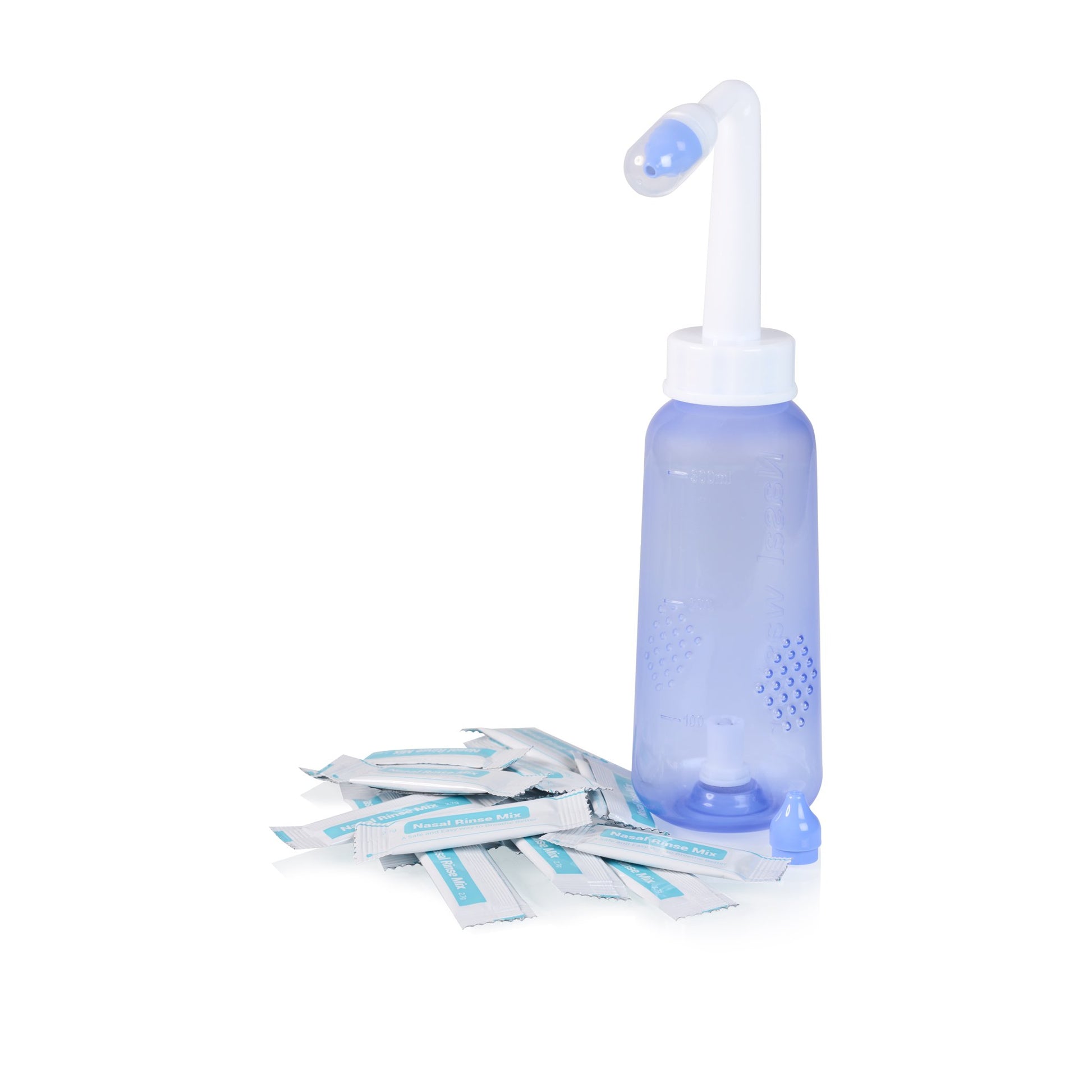 Transparante blauwe neusdouchefles met witte spuitkop, afgebeeld naast meerdere zakjes spoelzout op een witte achtergrond.