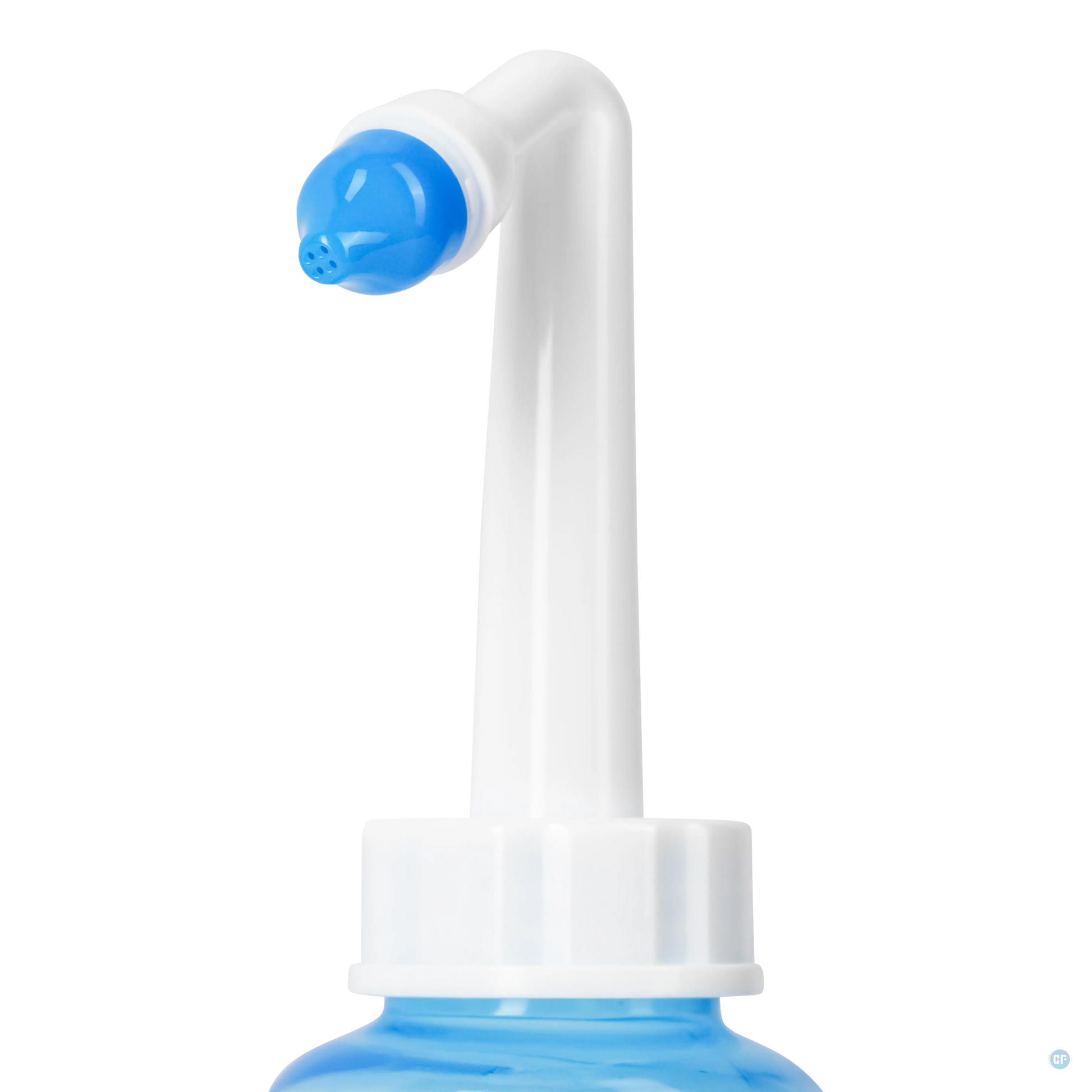 Close-up van het gebogen opzetstuk van de Comformidable neusdouche, met een wit handvat en een blauw uiteinde voorzien van kleine gaatjes voor waterverstuiving.