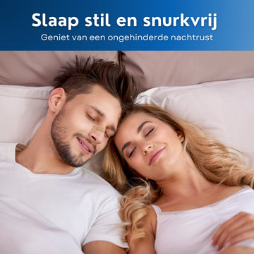 Promotieafbeelding met de tekst 'Slaap stil en snurkvrij - Geniet van een ongehinderde nachtrust'. Een glimlachend koppel ligt ontspannen te slapen in bed; de man draagt een anti snurkpleisters om snurken te voorkomen.