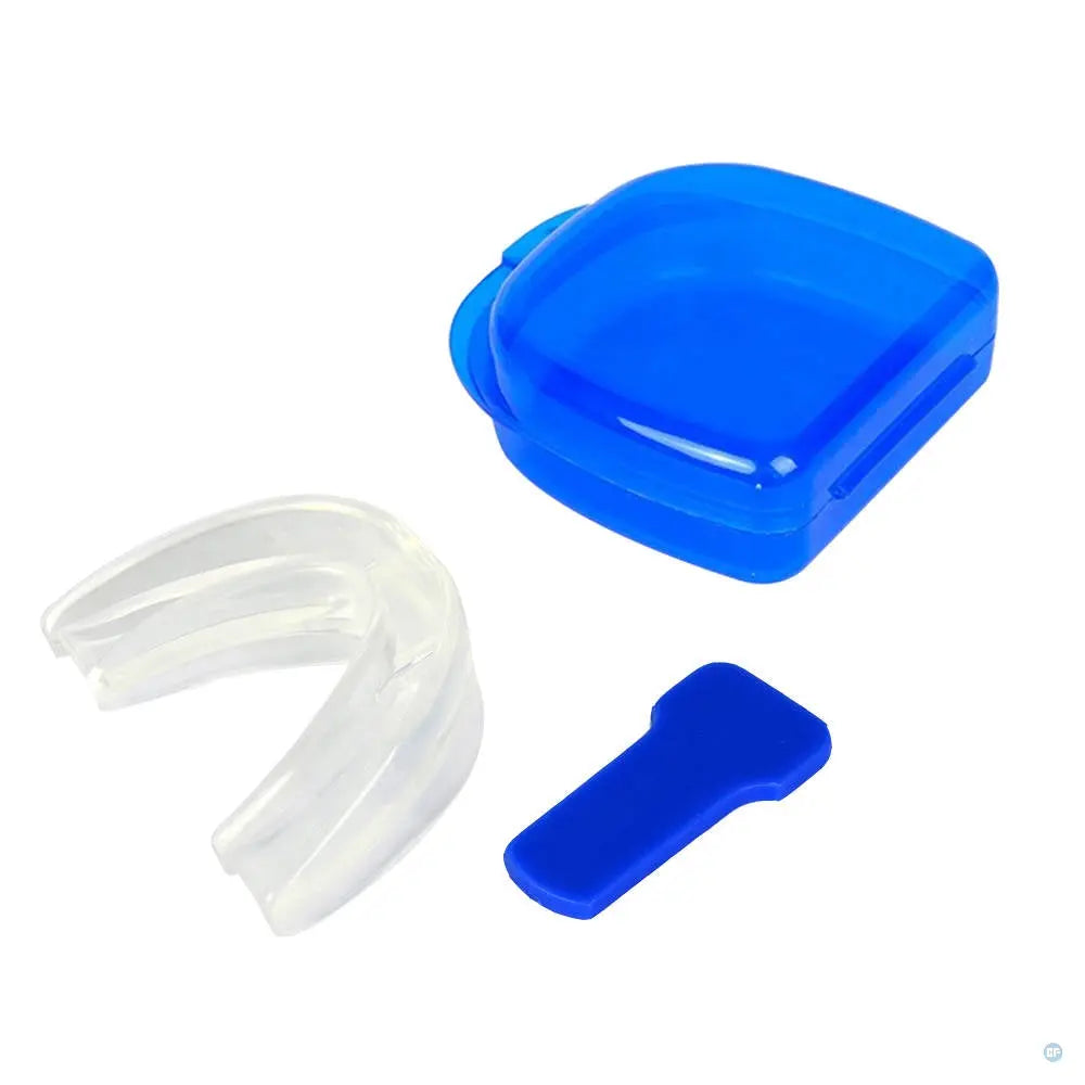 Set van de Comformidable Anti-snurkbeugel, bestaande uit een transparante anti-snurkbeugel, een blauw hulpmiddel voor het vormen van de beugel en een compacte blauwe opbergdoos.