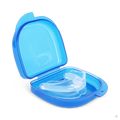 Open blauwe opbergdoos van de Comformidable anti-snurkbeugel, met een transparante beugel veilig opgeborgen in het daarvoor bestemde compartiment.