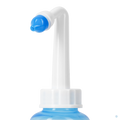 Close-up van het gebogen witte opzetstuk van de Comformidable neusdouche, met een blauw afgerond uiteinde voorzien van een centrale opening voor het verstuiven van water.