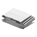 Een stapel opgevouwen zilverkleurige Comformidable nooddekens, compact en klaar voor gebruik in noodsituaties of buitensituaties.