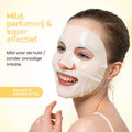 collagen-glow-maske-sanft-parfümfrei.jpg: Modell trägt eine sanfte und parfümfreie Kollagen-Tuchmaske für empfindliche Haut.