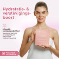 Das Modell hält die Verpackung der Collagen Hydra Lift Maske, die besonders auf Feuchtigkeit und Straffung abzielt.