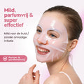 Das Model trägt eine vollständig aufgetragene Kollagen-Gesichtsmaske mit Schwerpunkt auf einer milden und parfümfreien Formel.