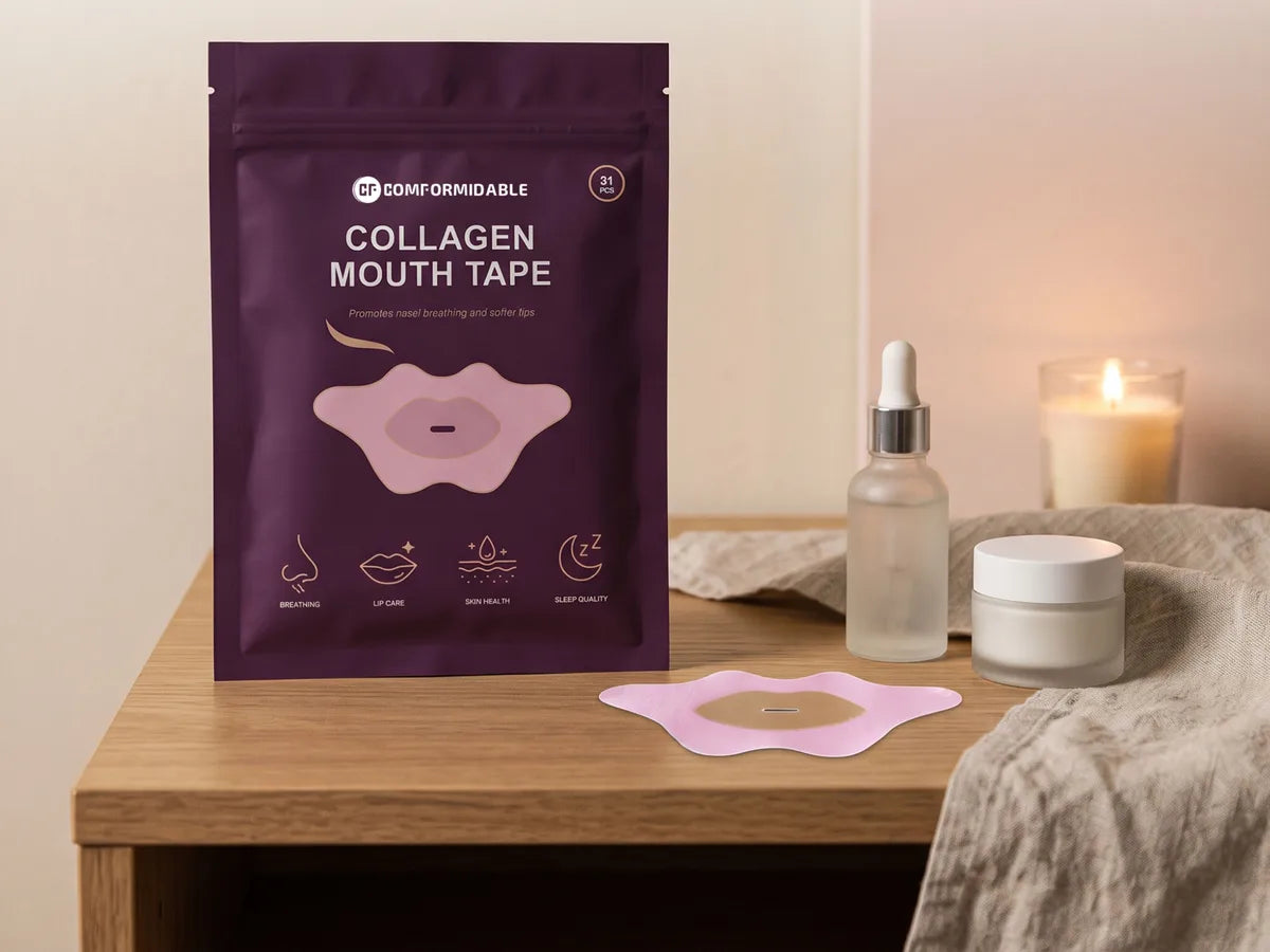 Beutel Kollagen-Mundtape auf dem Nachttisch neben einer Kerze