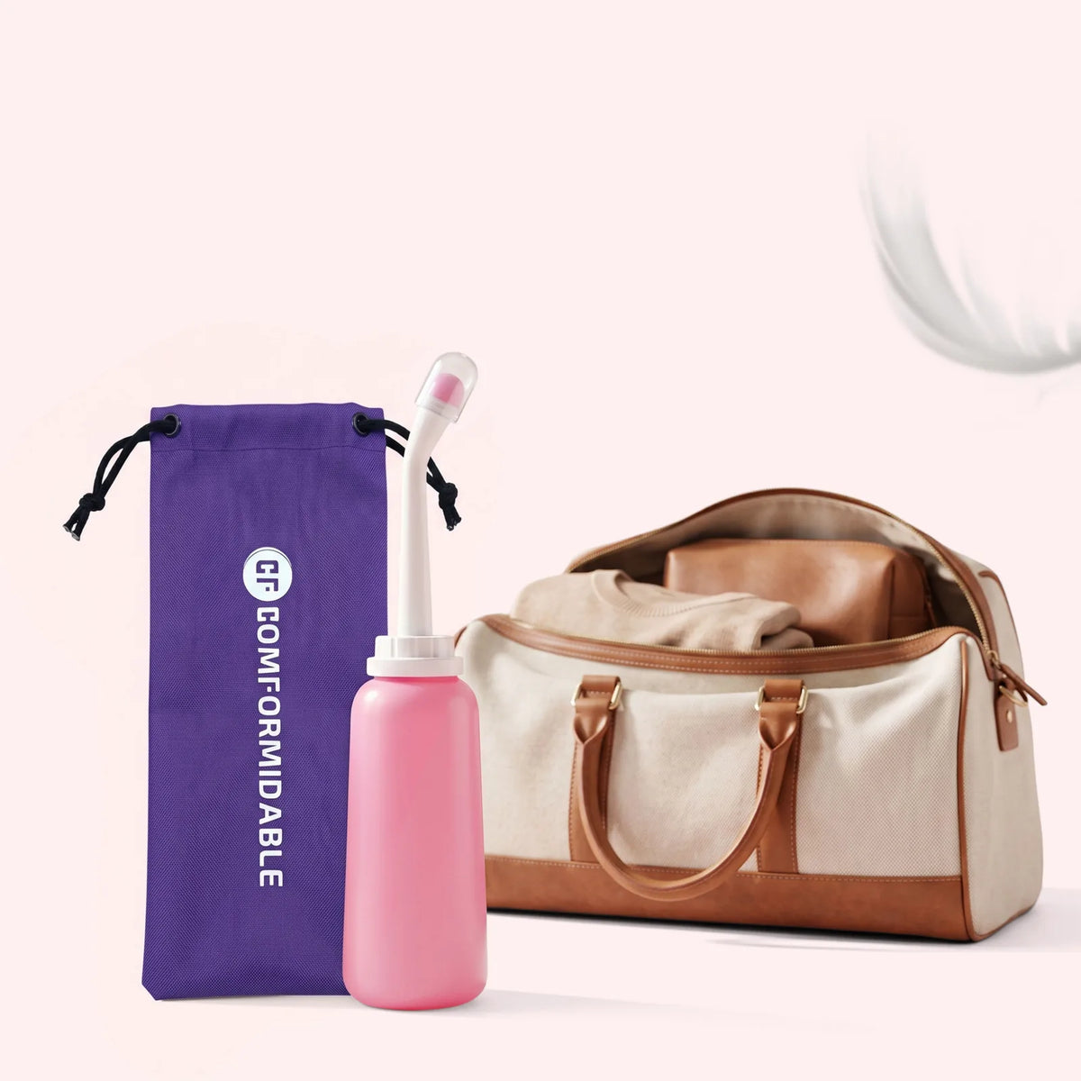 Bidetflasche neben dem lila Comformidable-Aufbewahrungsbeutel und einer Reisetasche