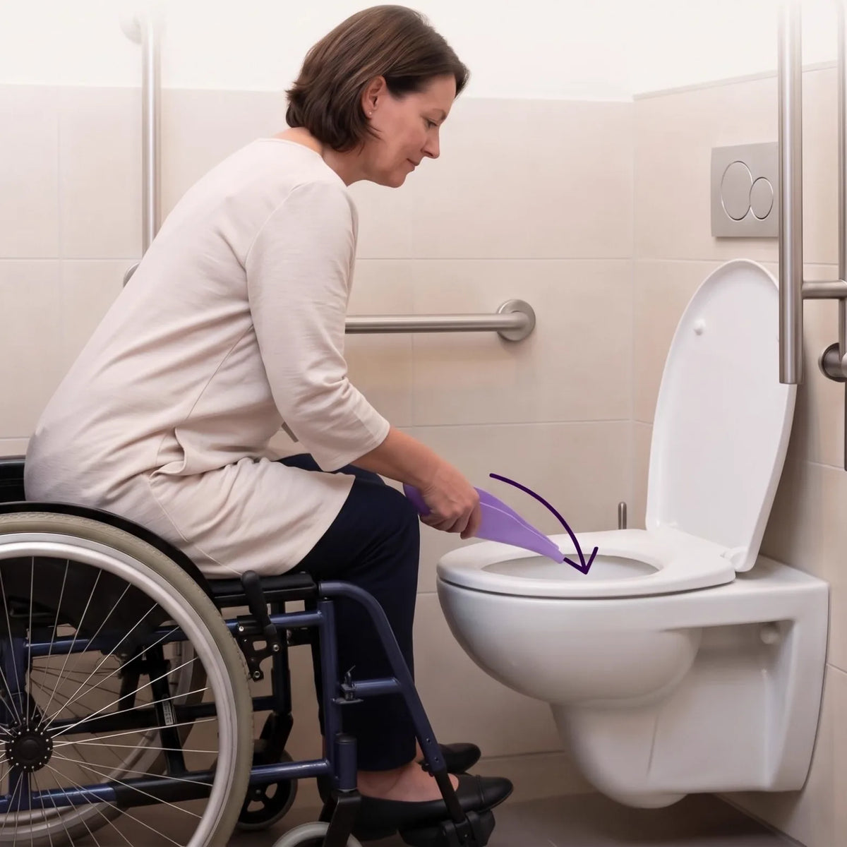 Frau im Rollstuhl benutzt die Urinierhilfe über der Toilette
