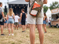 Urinbeutel in einer Bauchtasche auf einem Festival