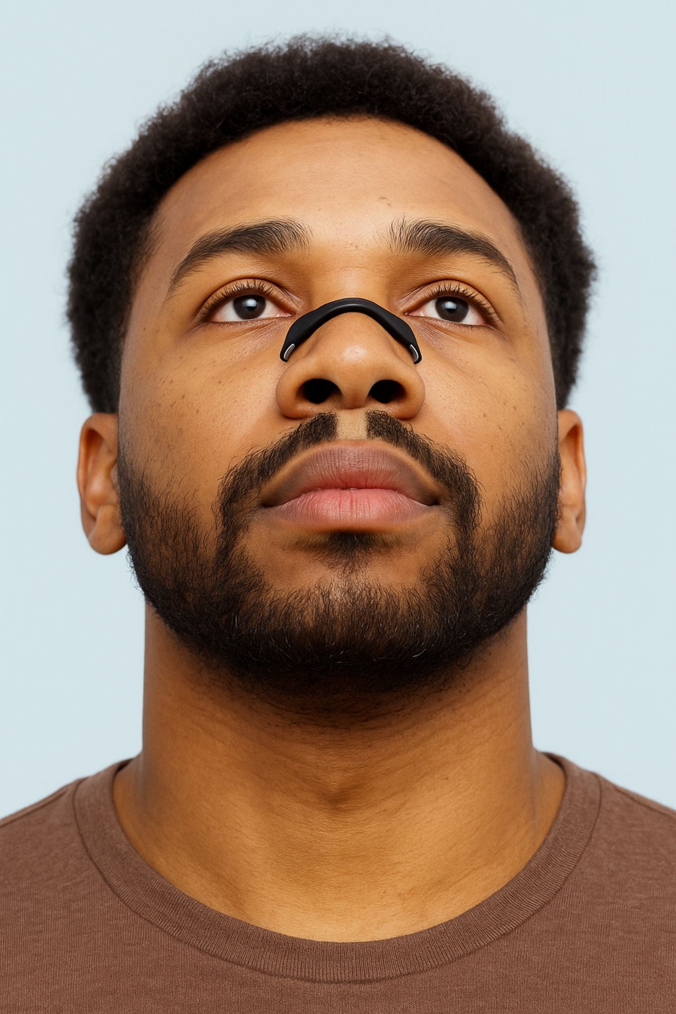 close-op van magnetische neusband op een man