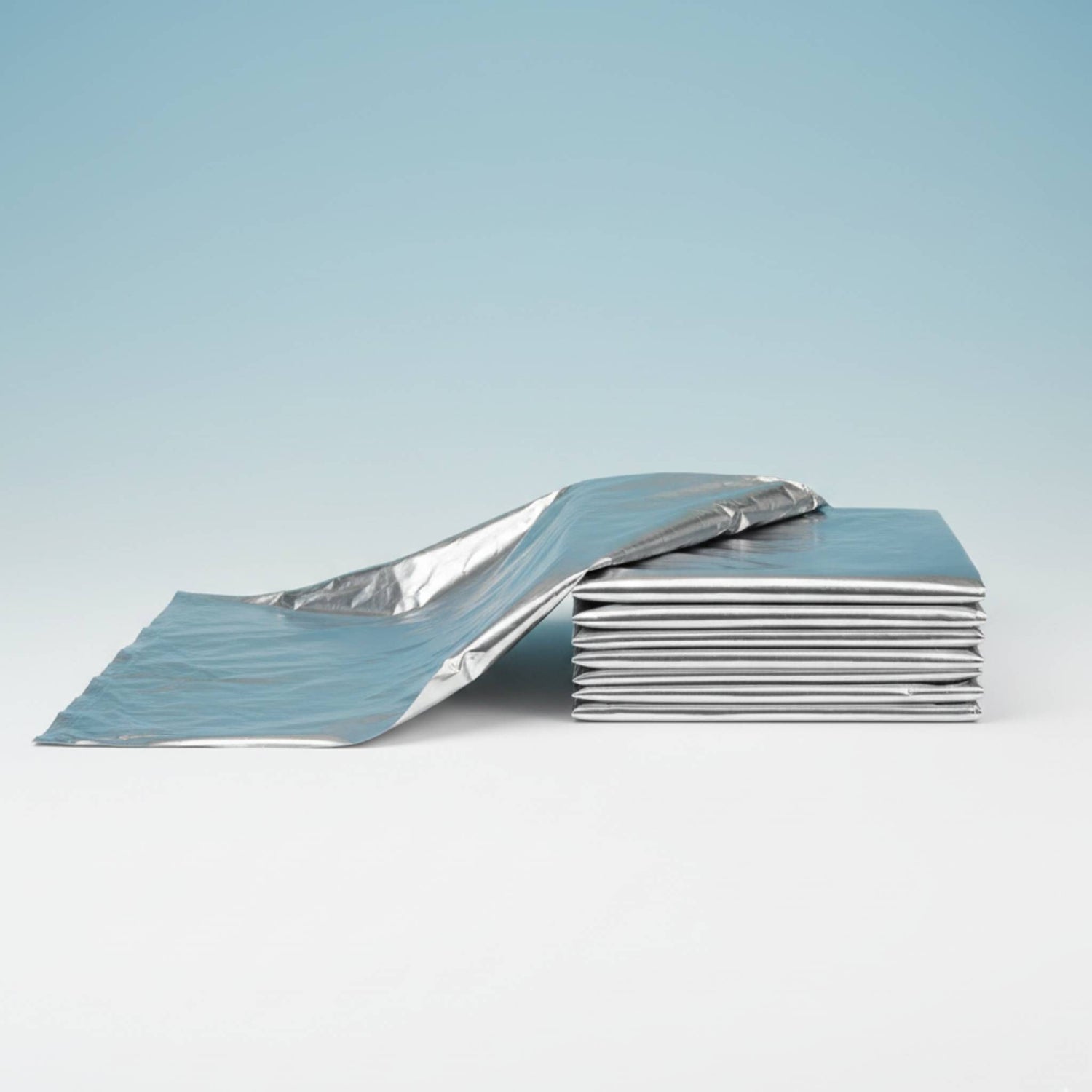 Stapel zilveren Comformidable nooddekens van ultralicht materiaal voor eerste hulp situaties.