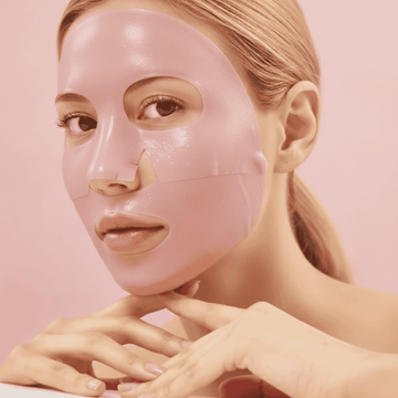 Blonde vrouw met roze collageen masker op