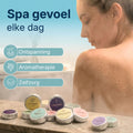 Vrouw geniet van spa gevoel in douche met Comformidable shower steamers ontspanning aromatherapie en zelfzorg